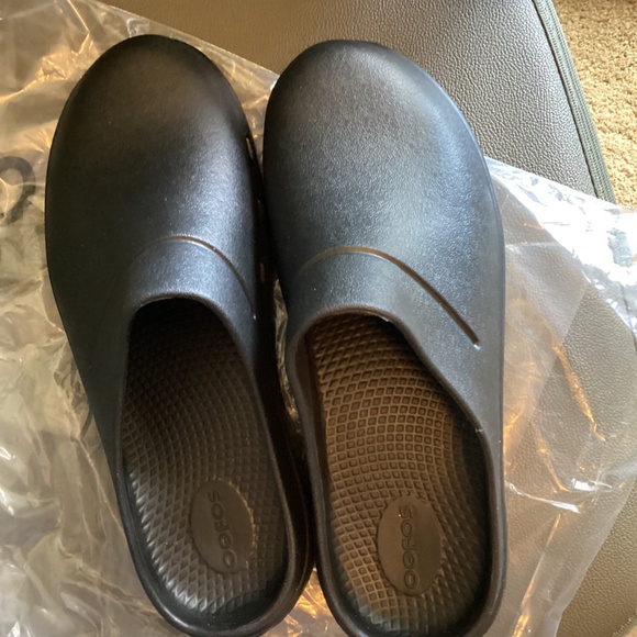OOFOS Black Mules & Clogs - Picture 2 of 3